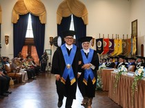 Kompak! Pasutri Ini Dikukuhkan Bersama Jadi Guru Besar UGM