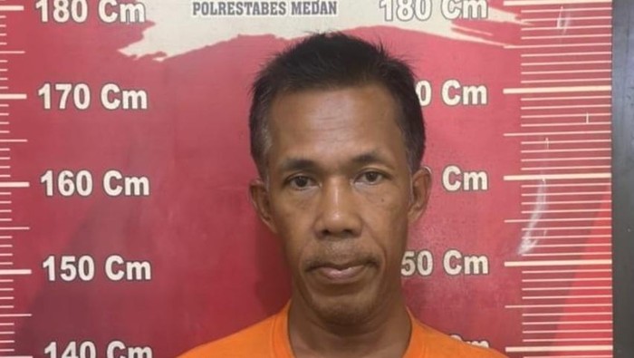 Pelaku Ronald saat diamankan petugas kepolisian. (dok. Polsek Medan Baru)