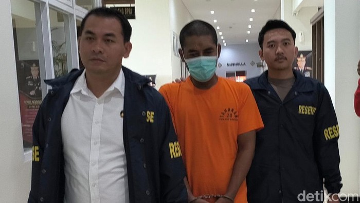 Pelaku saat digelandang polisi dan saat ditanya Kapolres Gresik.