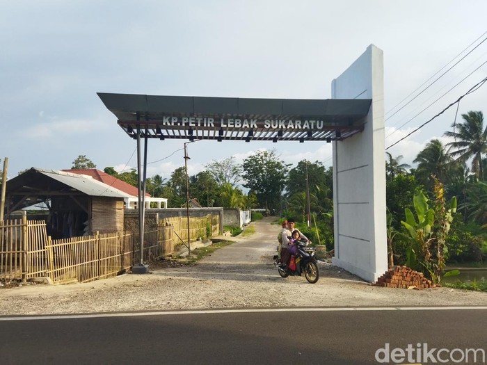 Pemerintah Kabupaten (Pemkab) Pandeglang telah menggelontorkan anggaran sebesar Rp 356 juta untuk pembangunan dua gapura di Kecamatan Majasari. (Aris Rivaldo/detikcom)