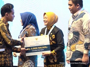 Turunkan Stunting, Wabup Bojonegoro Terima Penghargaan dari Wapres