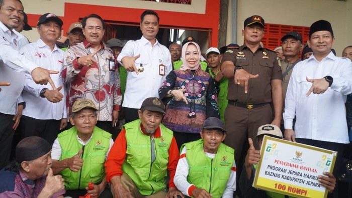 Bantuan 100 Becak Listrik Diberikan ke Tukang Becak di Atas 60 Tahun