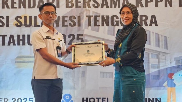 Pemkot Kendari mendapatkan penghargaan dari PT Taspen (Persero).