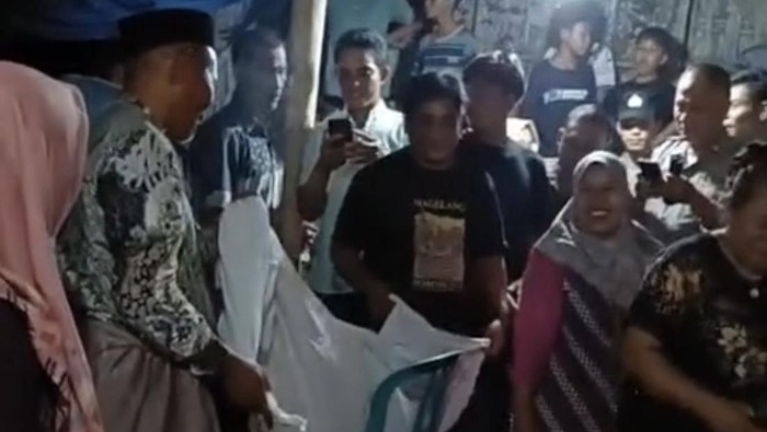 Warga saat mengamankan kain putih yang diduga milik pocong di Desa Mojo Kecamatan Cluwak, Minggu (9/11/2025).