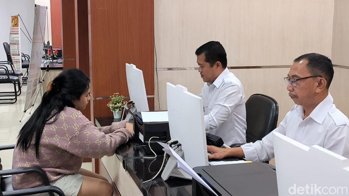 Zia saat melaporkan pacarnya ke Polda Sumsel