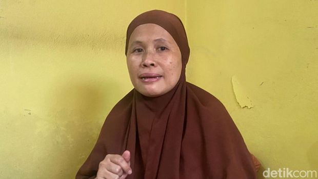 Pengemudi taksi online ditemukan tewas tergeletak di Km 30 Tol Jagorawi, Bogor. Sang istri mengungkapkan korban sebagai sosok penyayang di keluarga. (Devi P/detikcom)