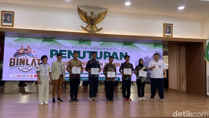 Penutupan Pembinaan dan Pelatihan (Binlat) Calon Siswa-siswi TNI, Polri, Kedinasan di Pendapa Pemkab Kendal, Kecamatan Pegulon, Kabupaten Kendal, Rabu (12/11/2025).