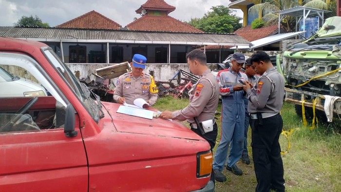 Petugas memeriksa bangkai kendaraan terlibat kecelakaan di Kalijambe, Purworejo pada Selasa (11/11).