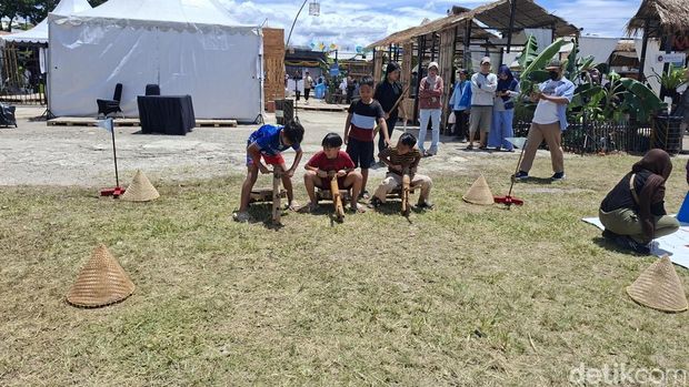 Permainan tradisional rorodaan di West Java Festival 2025