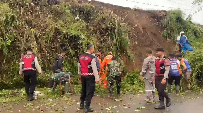 Personel Pamapta Polres Batu membantu penanganan longsor.