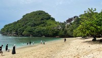 Keindahan Teluk Asmara di Malang Selatan tidak hanya terletak pada pemandangan laut dan pasir putihnya, tetapi juga pada suasananya yang tenang dan alami. Pantai ini menjadi tempat ideal bagi siapa pun yang ingin berlibur dengan nuansa damai, jauh dari keramaian.