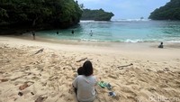 Salah satu keunggulan pantai ini adalah ombaknya yang relatif tenang karena terlindungi oleh teluk dan pulau-pulau kecil di sekitarnya.