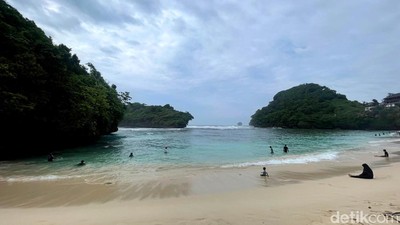 Menikmati Keindahan Pantai Teluk Asmara