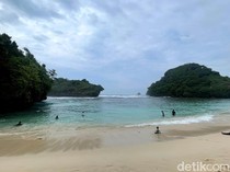 Menikmati Keindahan Pantai Teluk Asmara