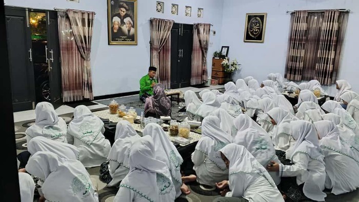 PKB Kota Kediri dan santri Ponpes Lirboyo tasyakuran pemberian gelar pahlawan nasional ke 3 tokoh di Jatim