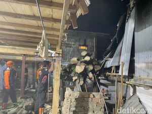 Pohon Tumbang Akibat Angin Kencang Timpa 2 Rumah di Parepare