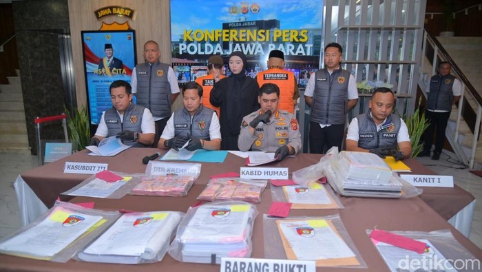 Polda Jawa Barat (Jabar) merilis kasus korupsi proyek pembangunan Jalan Lingkar Timur Kuningan.