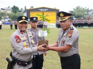 Wakapolda Riau Beri Bibit Pohon ke Personel Naik Pangkat, Simbol Integritas