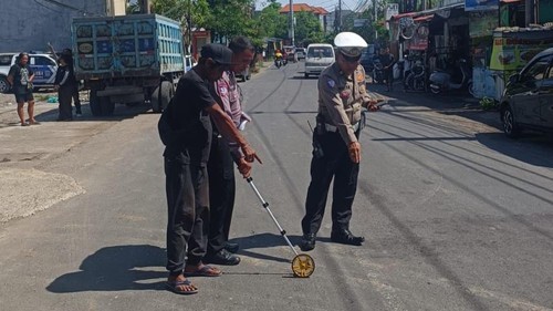 Polisi melakukan olah TKP kecelakaan di Jalan Tukad Balian, Denpasar, Selasa (11/11/2025). (Foto: Dok. Polresta Denpasar)