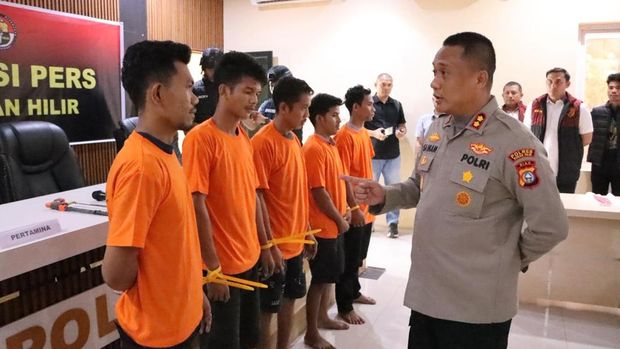 Polres Rokan Hilir mengungkap kasus pencurian kabel reda milik perusahaan minyak. Lima tersangka ditangkap atas pencurian kabel yang terjadi di 21 sumur bor. (dok Polres Rohil)