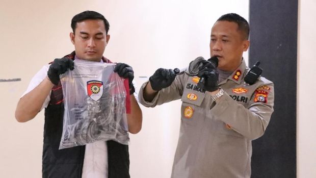Polres Rokan Hilir mengungkap kasus pencurian kabel reda milik perusahaan minyak. Lima tersangka ditangkap atas pencurian kabel yang terjadi di 21 sumur bor. (dok Polres Rohil)