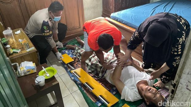 Polresta Cilacap saat mengevakuasi seorang warga Tritih Kulon, Kecamatan Cilacap Utara, yang mendadak lemas akibat menderita diabetes melitus.