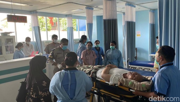 Polresta Cilacap saat mengevakuasi seorang warga Tritih Kulon, Kecamatan Cilacap Utara, yang mendadak lemas akibat menderita diabetes melitus.