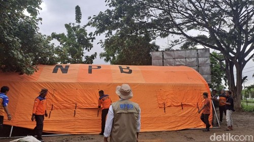 Posko tanggap darurat bencana alam hidrometeorologi pada 2025, yang dibangun di depan Kantor BPBD Kabupaten Bima, NTB, Rabu, (12/11/2025).