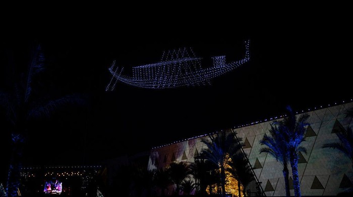 04 November 2025, Egypt, 6th of October: Visitors queue to photograph the Solar Boat of ancient Egyptian King Cheops (2589-2566 BC) on display at the newly opened Grand Egyptian Museum. Photo: Gehad Hamdy/dpa (Photo by Gehad Hamdy/picture alliance via Getty Images)