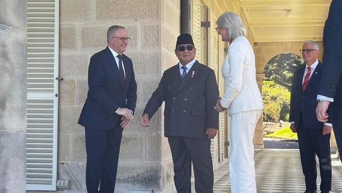 Presiden Prabowo Subianto (kedua kanan) memberi hormat kepada bendera Australia dalam upacara kenegaraan di Admiralty House, Sydney, Australia, Rabu (12/11/2025). Kunjungan kenegaraan Presiden Prabowo ke Australia tersebut merupakan kunjungan balasan setelah sebelumnya Anthony Albanese mengunjungi Indonesia pada Mei 2025 sekaligus membahas penguatan kerja sama perdagangan, investasi dan kemitraan industri. ANTARA FOTO/Mentari Dwi Gayati