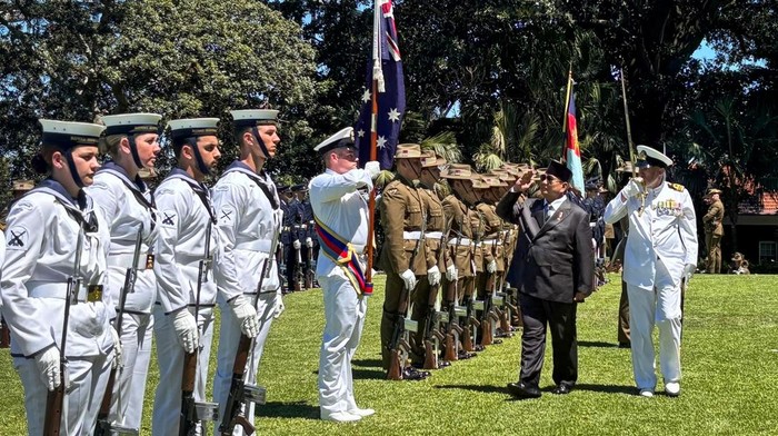 Presiden Prabowo Subianto (kedua kanan) memberi hormat kepada bendera Australia dalam upacara kenegaraan di Admiralty House, Sydney, Australia, Rabu (12/11/2025). Kunjungan kenegaraan Presiden Prabowo ke Australia tersebut merupakan kunjungan balasan setelah sebelumnya Anthony Albanese mengunjungi Indonesia pada Mei 2025 sekaligus membahas penguatan kerja sama perdagangan, investasi dan kemitraan industri. ANTARA FOTO/Mentari Dwi Gayati