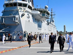 Prabowo Didampingi PM Albanese Tinjau Kapal Perang Terbesar Australia HMAS Canberra