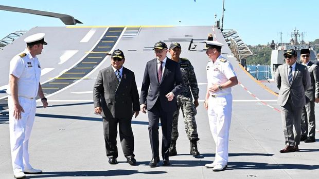Presiden Prabowo didampingi PM Australia Anthony Albanese meninjau kapal HMAS Canberra milik AL Australia, Rabu (12/11/2025).