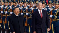 Raja Spanyol Felipe VI dan Presiden Tiongkok Xi Jinping menghadiri upacara penyambutan di Aula Besar Rakyat di Beijing, Tiongkok, Rabu (12/11/2025). REUTERS/Maxim Shemetov