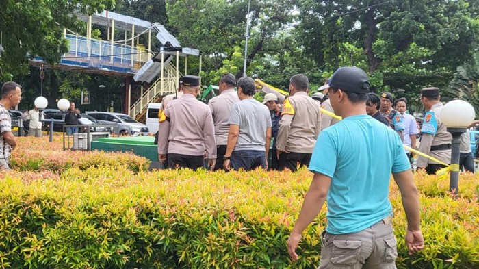 Pria ditemukan tewas diduga tersengat listrik di bak kontrol air di Patung Kuda, Jakarta Pusat, Rabu (12/11/2025).