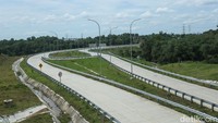 Suasana pembangunan Tol Jakarta Cikampek II Selatan, Kabupaten Bekasi, Jawa Barat, Rabu (12/11/2025). Jalan Tol Jakarta Cikampek II Selatan dilengkapi dengan 7 simpang susun (SS), di antaranya Jatiasih, Bojongmangu, Bantargebang, Kutanegara, Setu, Sadang, dan Sukaragam.