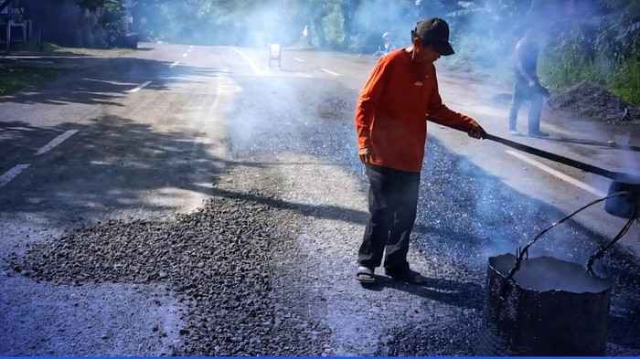 Proses perbaikan jalan oleh Dinas PU Kabupaten Sukabumi