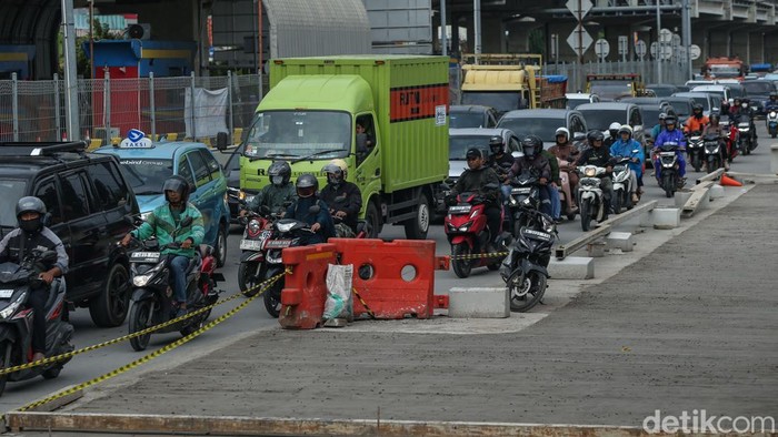 Proyek pelebaran jalan di kawasan Bekasi bikin pengendara harus ekstra sabar. Jalan yang semula lebar kini menyempit karena sebagian ruas digunakan untuk pengerjaan proyek, membuat lalu lintas tersendat.