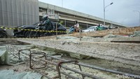 Dari arah Bekasi menuju Jakarta, kendaraan harus bergantian melintas lantaran hanya tersisa satu lajur.
