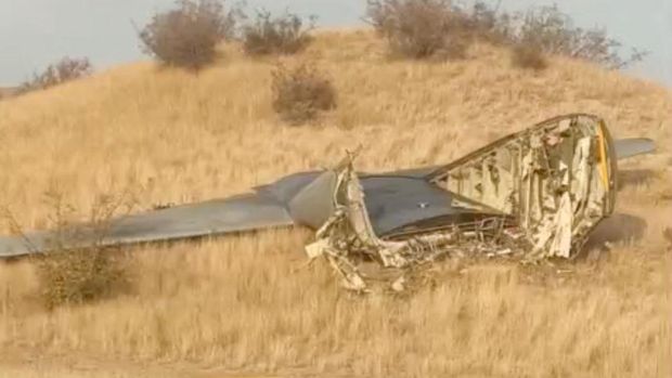 Puing-puing berserakan di lokasi jatuhnya pesawat kargo militer C-130 Turki di dekat perbatasan Azerbaijan, di kotamadya Sighnaghi, Georgia, 11 November 2025, dalam gambar diam yang diambil dari video. (1TV.Georgia/Handout via REUTERS)
