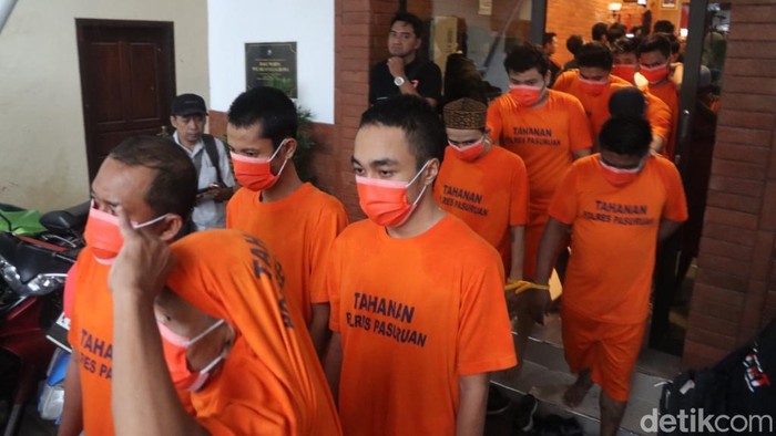 Puluhan tersangka dari total 104 kasus yang berhasil diungkap Polres Pasuruan dihadirkan saat konferensi pers hasil Operasi Sikat Semeru 2025 di Polres Pasuruan.