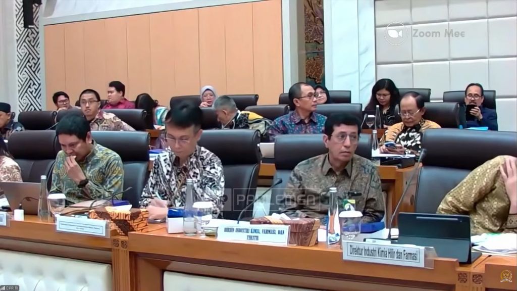 Rapat Dengar Pendapat Komisi VII DPR RI dengan Dirjen IKTF Kementerian Perindustrian Taufiek Bawazier (ketiga dari kanan) bersama Asosiasi-Asosiasi Membahas Kebijakan Peningkatan Daya Saing Industri Nasional, Rabu (12/11/2025). (Tangkapan Layar Youtube/Komisi VII DPR RI Channel)