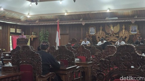 Rapat paripurna dengan agenda pandangan umum fraksi di DPRD Klungkung, Rabu (12/11/2025).
