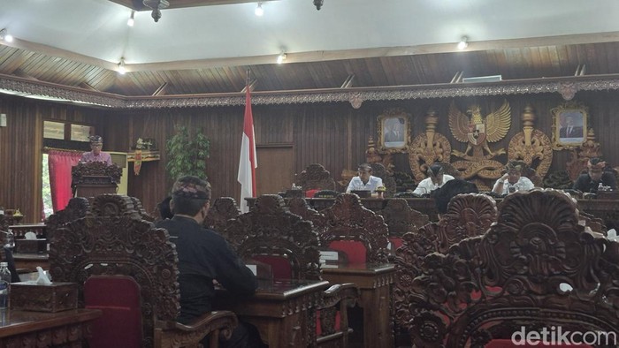 Rapat paripurna dengan agenda pandangan umum fraksi di DPRD Klungkung, Rabu (12/11/2025).