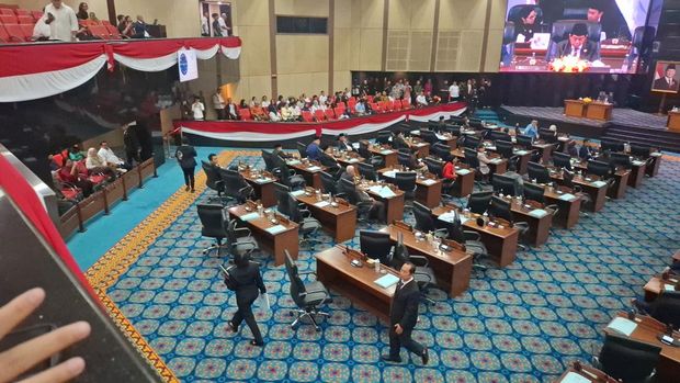 Rapat Paripurna DPRD DKI Jakarta memanas dengan interupsi anggota dewan terkait pemotongan subsidi pangan Rp 300 miliar. (Brigitta Belia/detikom)
