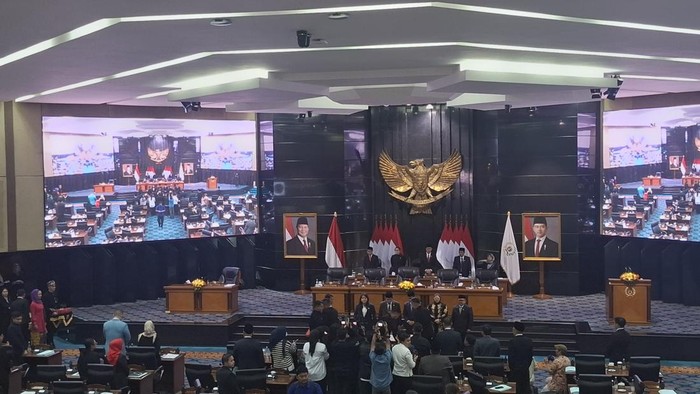 Rapat Paripurna DPRD DKI Jakarta memanas dengan interupsi anggota dewan terkait pemotongan subsidi pangan Rp 300 miliar. (Brigitta Belia/detikom)