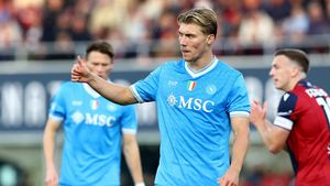 Naik Turun Rasmus Hojlund