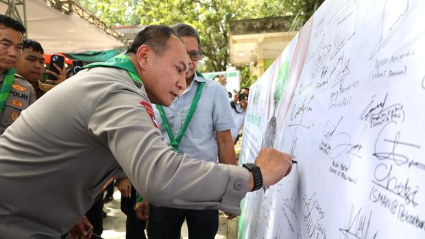 Ratusan Ketua OSIS se-Riau Deklarasi Pelajar Hijau Ratusan Ketua OSIS se-Riau Deklarasi Pelajar Hijau. Deklarasi tersebut disampaikan pada Workshop Green Policing di Kota Pekanbaru, Rabu (12/11/2205).