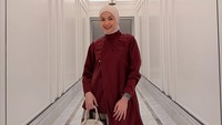 Revalina S Temat percaya rezeki masih ada untuknya meski meninggalkan sinetron. Aku sih percaya rezeki sudah diatur sama Allah. Aku gak main, ada saja rezekinya, ada rezeki anak juga beda, tuturnya. (Foto: dok Instagram vatemat)