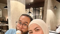 Sejak menikah pada 2015 lalu, Revalina dan Rendy Aditya memang kerap memperlihatkan momen romantis. Ada momennya saat menikmati es krim cone di kafe. Foto: Instagram/@vetamat